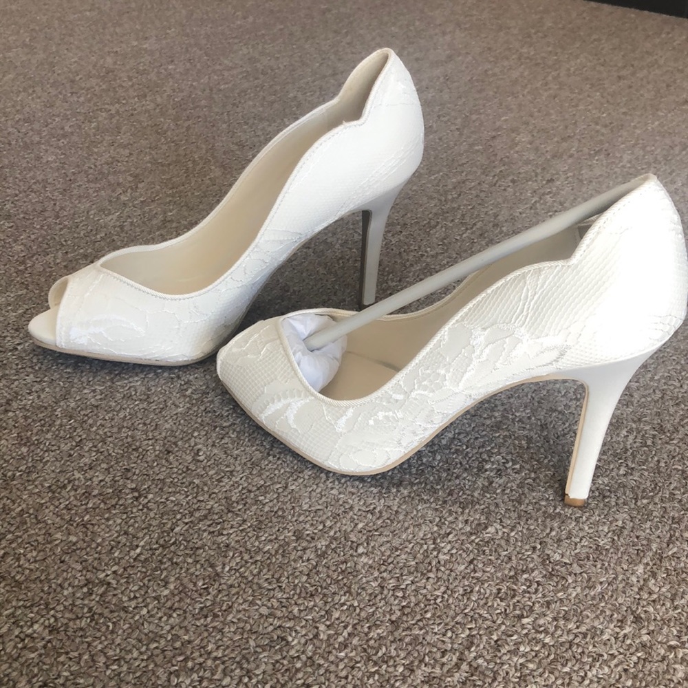 Ivory/White peep toe lace pumps/heels